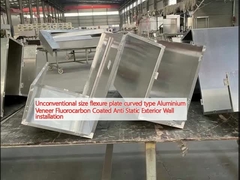 Onconventionele grootte buigplaat gebogen type Aluminiumfolie Fluorkoolstof gecoate anti-statische buitenmuurinstallatie