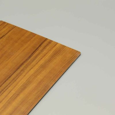 Duurzame houten afwerking ACP voor moderne gevels.