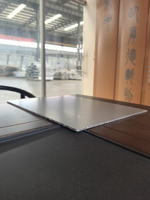 A2 aluminium gegolfde panelen combineren veiligheid en verfijning voor duurzame buitenmuurdecoratie.