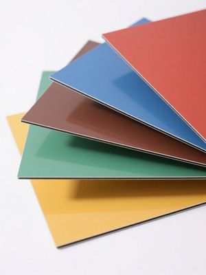 Leverancier Normaal 1000mm 1500mm Aluminium Composite Panel Bruin Buitenwandbekleding Schramvast Stof Patroon Pvdf Coating