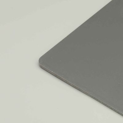 Grijzige PVDF-aluminiumcomposite-paneel voor buiten Billboard Helder buitenmuurdecoratie Commerciële ruimte