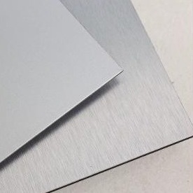 Grijze PE Acp Paneling Aluminiumcomposite panelen voor het bouwen van buitenmuren en binnenmuren 4mm 1,22 x 2,44m